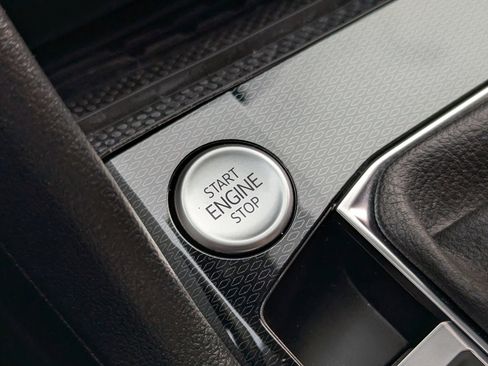 Used 2025 Volkswagen Taos SE w/ Panoramic Sunroof Package image 15