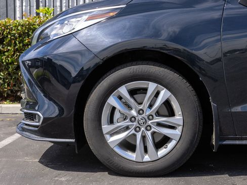 Used 2024 Toyota Sienna Limited image 12