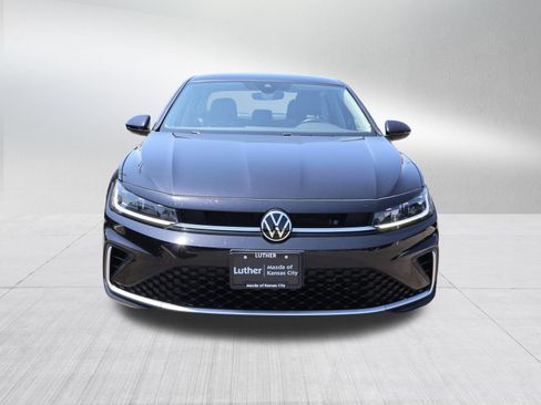 Used 2025 Volkswagen Jetta SE FWD image 2