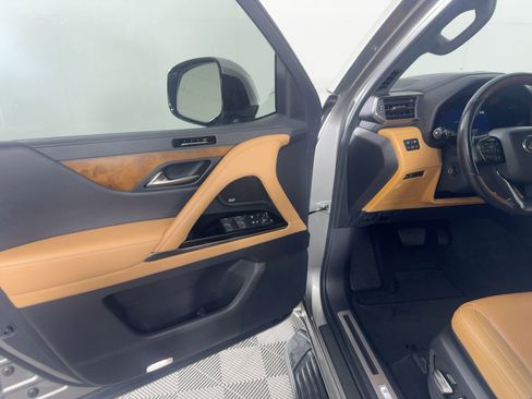 Used 2023 Lexus LX 600 4WD w/ Luxury Package image 4