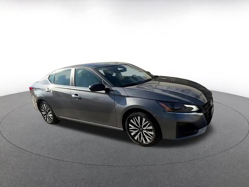 Used 2025 Nissan Altima 2.5 SV image 2