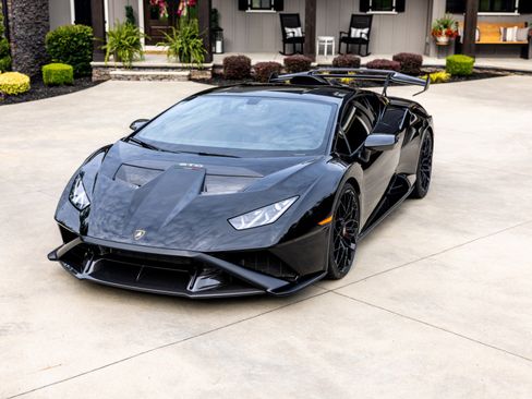 Used 2021 Lamborghini Huracan STO RWD image 17