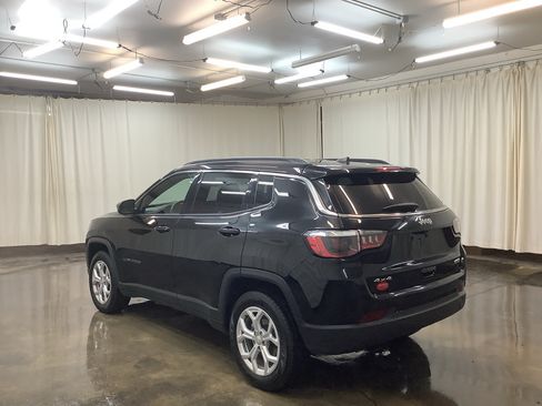 Used 2024 Jeep Compass Latitude AWD/4WD image 9