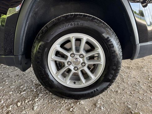 Used 2019 Jeep Grand Cherokee Laredo AWD/4WD image 45