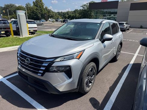Used 2024 Nissan Rogue SV FWD image 2