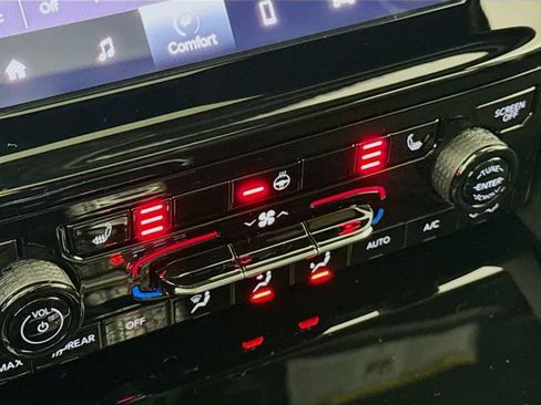 New 2025 Jeep Grand Cherokee Altitude image 22