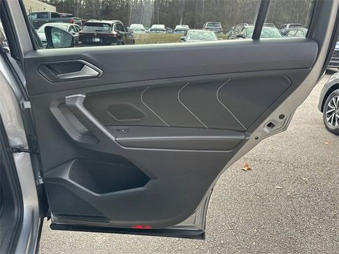 Certified 2023 Volkswagen Tiguan SE w/ Panoramic Sunroof Package image 17