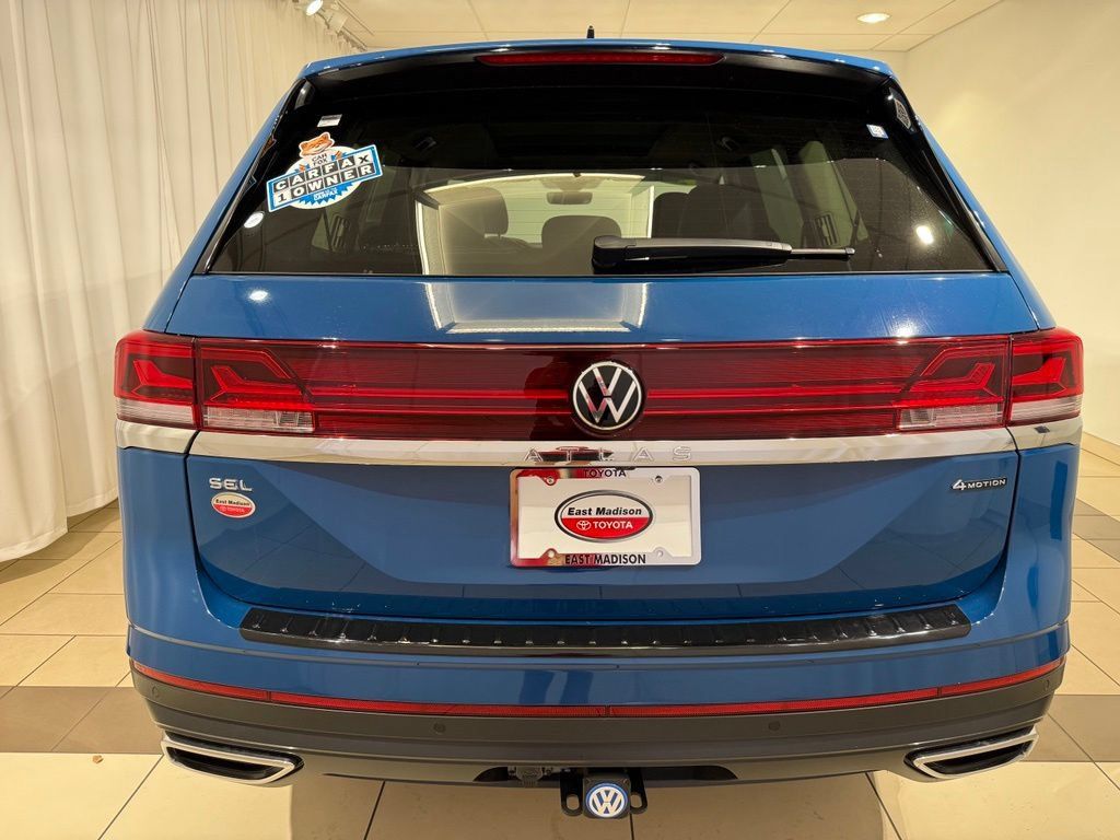 Used 2025 Volkswagen Atlas SEL AWD/4WD image 4