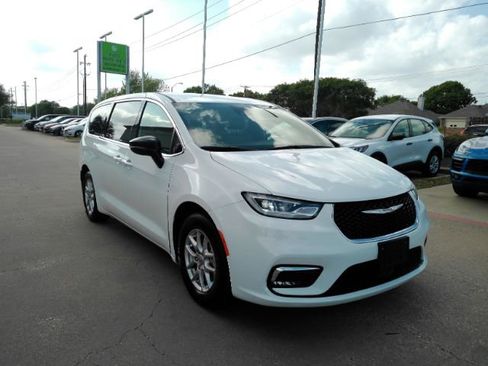 Used 2025 Chrysler Pacifica Select image 4