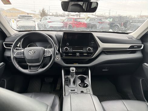 Used 2023 Toyota Highlander XLE image 12