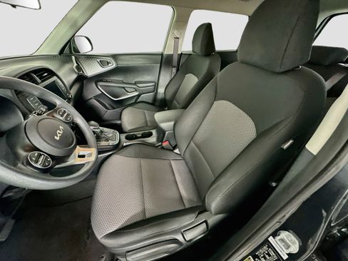 Used 2025 Kia Soul LX w/ LX Technology Package FWD image 13