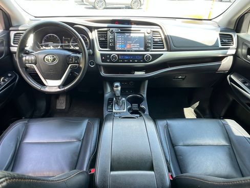 Used 2019 Toyota Highlander XLE AWD/4WD image 14