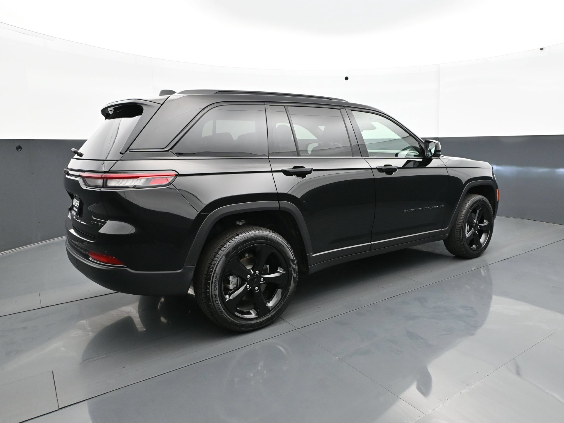 Used 2025 Jeep Grand Cherokee Limited w/ Black Appearance Package AWD/4WD image 7