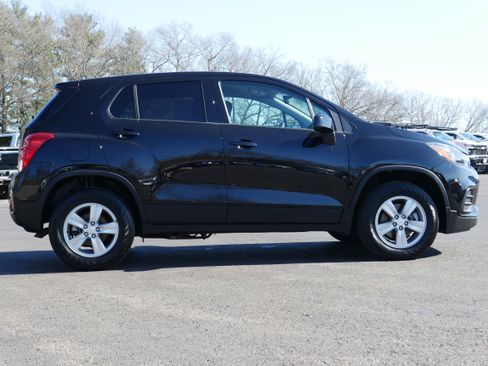 Used 2022 Chevrolet Trax LS w/ Tint and Cruise Package image 7