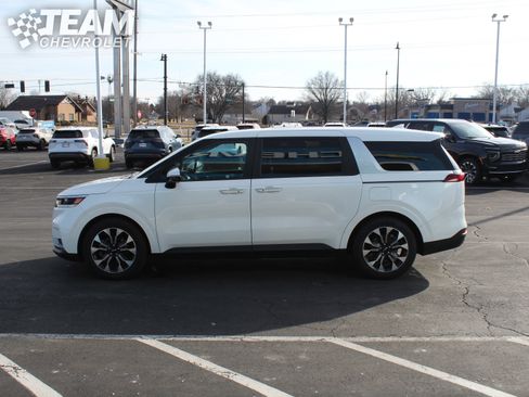 Used 2024 Kia Carnival EX image 7