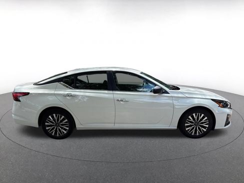 Used 2025 Nissan Altima 2.5 SV FWD image 14