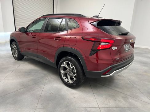 Used 2025 Chevrolet Trax LT w/ LT Convenience Package FWD image 5