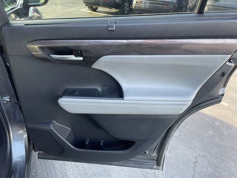 Used 2023 Toyota Highlander Limited image 11