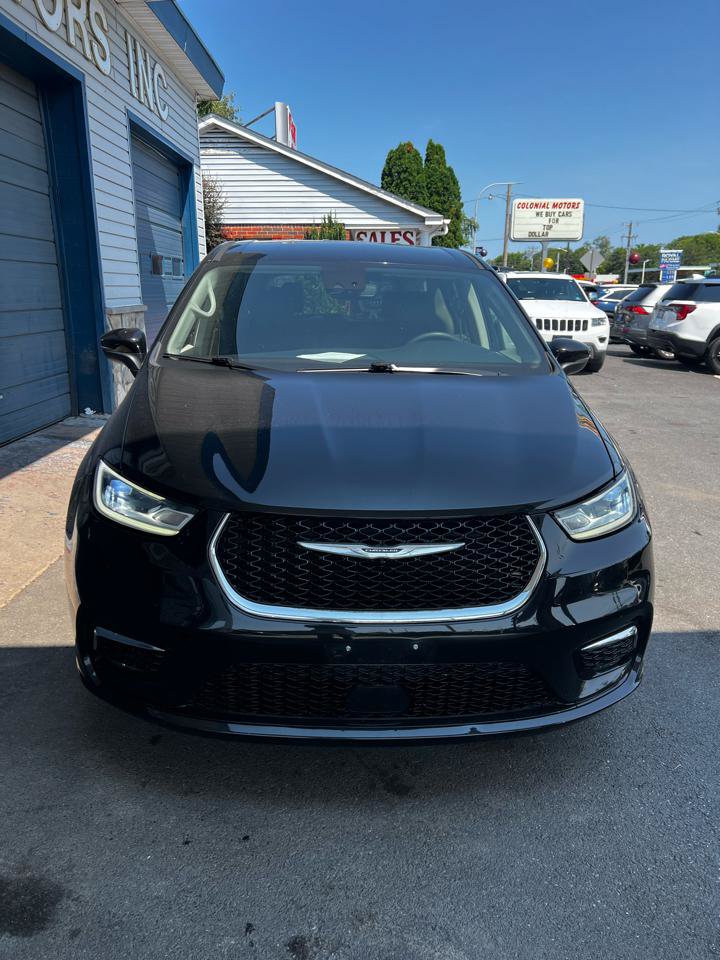 Used 2023 Chrysler Pacifica Touring-L FWD image 3