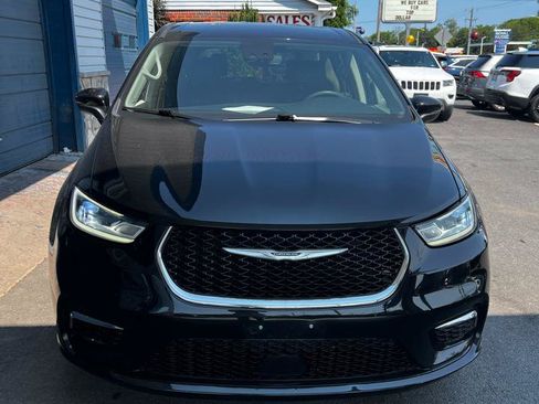 Used 2023 Chrysler Pacifica Touring-L FWD image 3