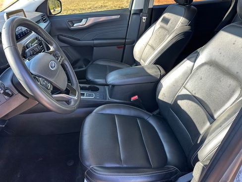 Used 2022 Ford Escape Titanium image 9