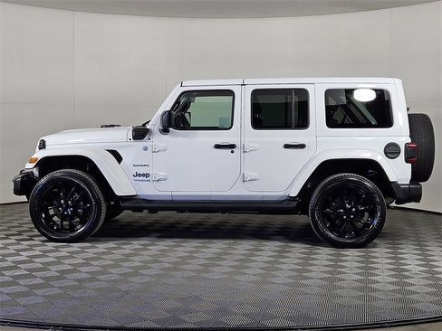 Used 2021 Jeep Wrangler Unlimited Sahara image 3
