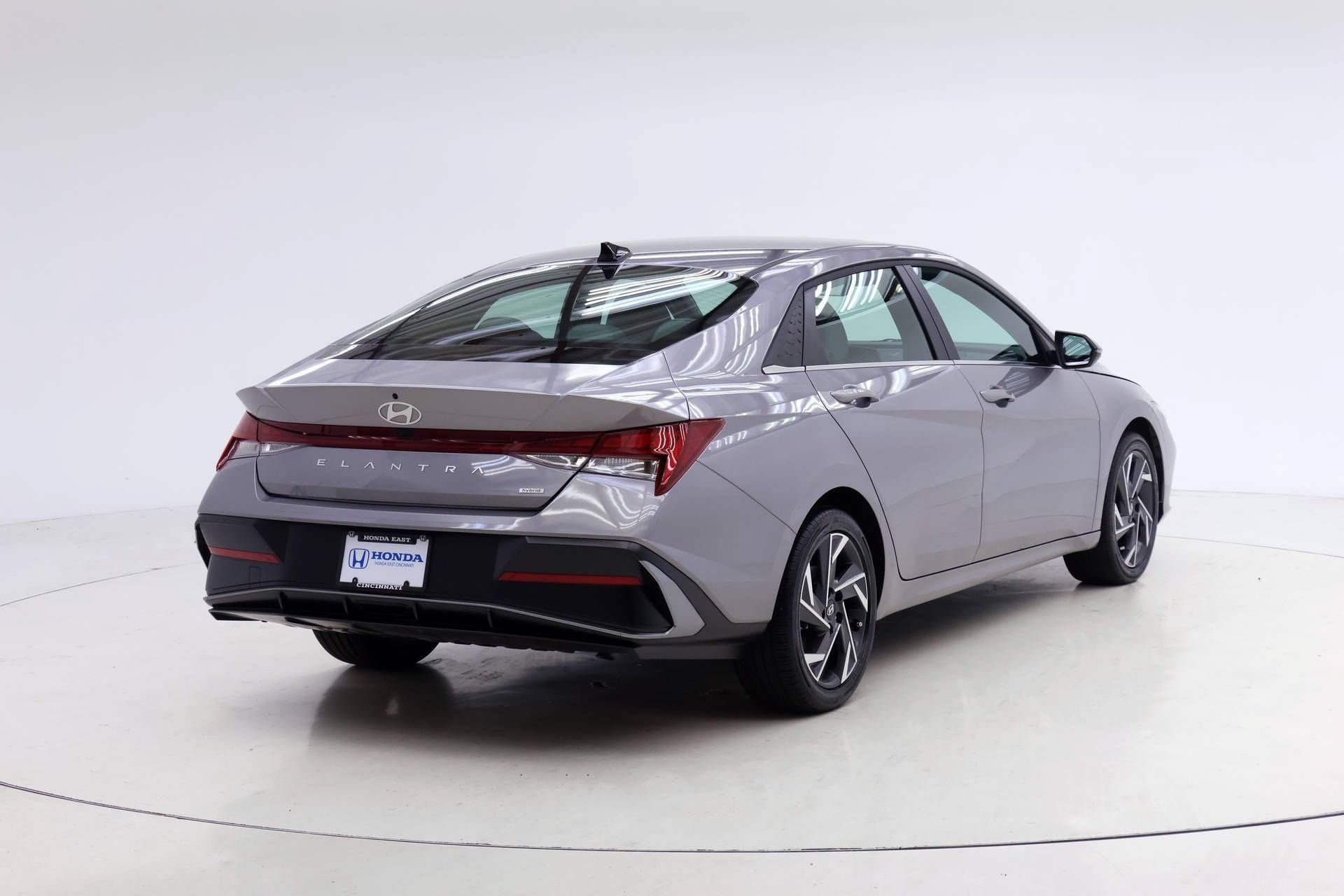 Used 2025 Hyundai Elantra Limited FWD image 2