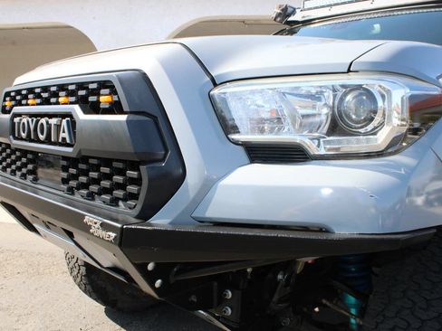 Used 2018 Toyota Tacoma TRD Off-Road w/ Technology Package AWD/4WD image 4