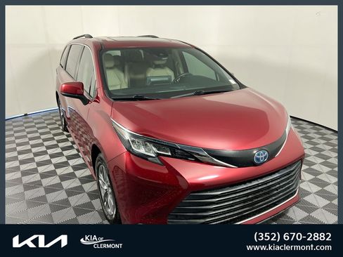Used 2021 Toyota Sienna XLE FWD image 1