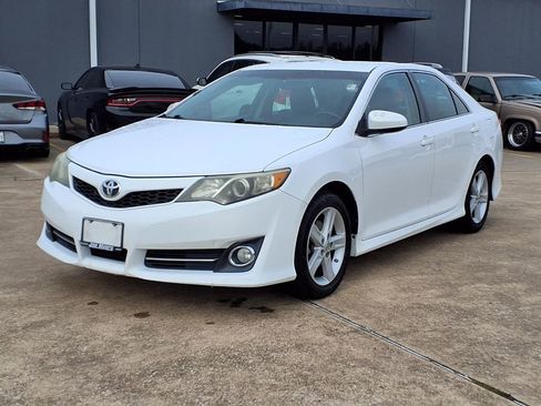 Used 2014 Toyota Camry SE FWD image 3