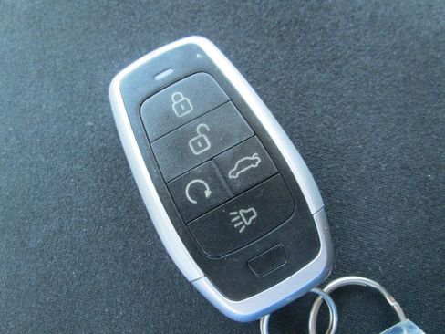Used 2015 Nissan Pathfinder SV AWD/4WD image 24