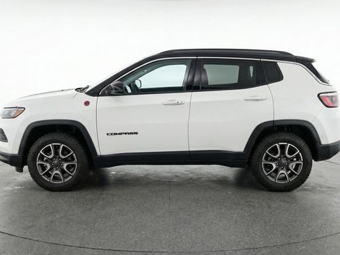 Used 2025 Jeep Compass Trailhawk image 5