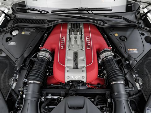 Used 2019 Ferrari 812 Superfast RWD image 4