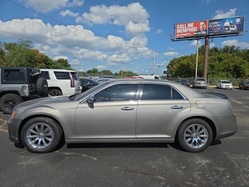 Used 2014 Chrysler 300 C RWD image 2