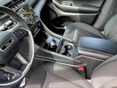 Used 2025 Jeep Grand Cherokee Laredo X w/ Luxury Tech Group I RWD image 17