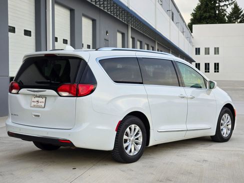 Used 2018 Chrysler Pacifica Touring-L image 8