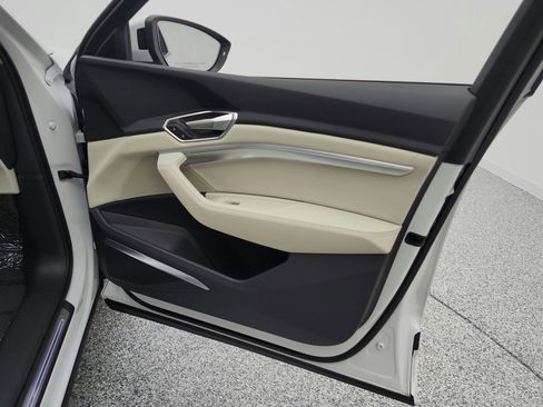 Used 2024 Audi Q8 e-tron Premium Plus w/ Premium Plus Package image 20