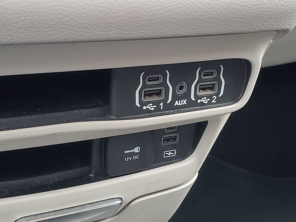 Used 2022 Chrysler Pacifica Touring-L FWD image 22