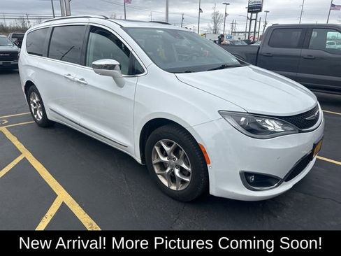 Used 2019 Chrysler Pacifica Limited w/ Advanced Safetytec Group FWD image 2