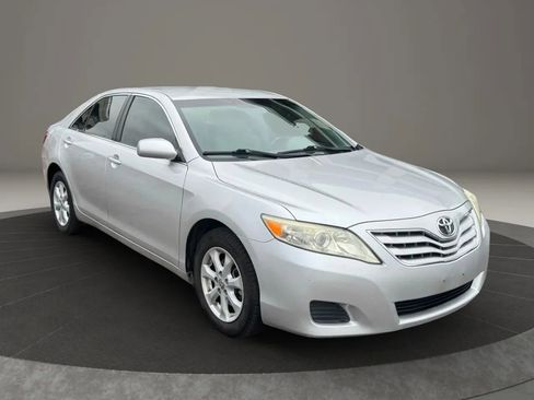 Used 2011 Toyota Camry LE image 3
