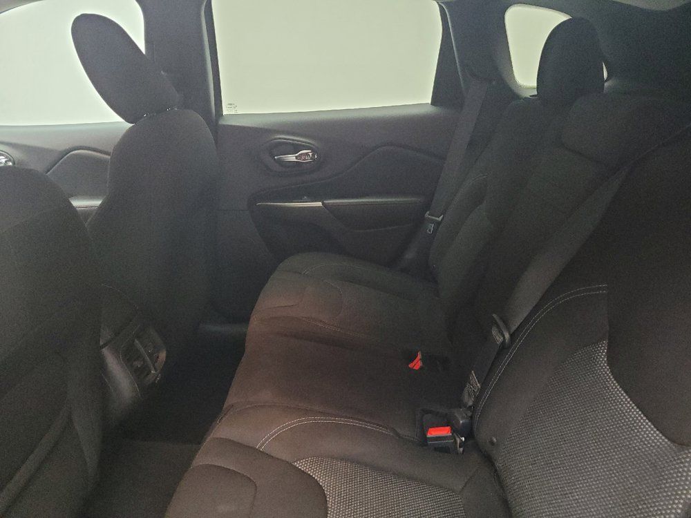 Used 2019 Jeep Cherokee Latitude w/ Popular Appearance Group FWD image 18