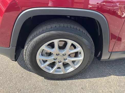 Used 2018 Jeep Cherokee Latitude AWD/4WD image 40