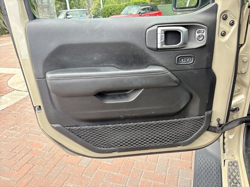 Used 2020 Jeep Gladiator Overland AWD/4WD image 14