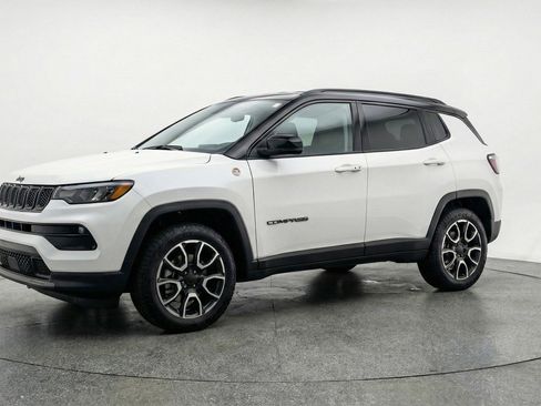 Used 2025 Jeep Compass Trailhawk image 3