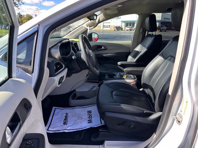 Used 2024 Chrysler Pacifica Touring-L FWD image 10