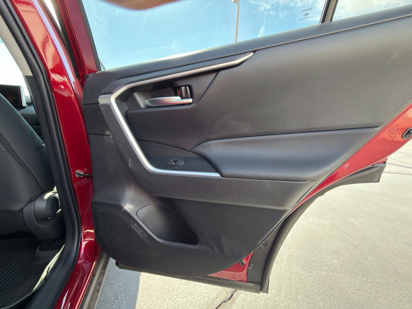 Used 2025 Toyota RAV4 XLE FWD image 33