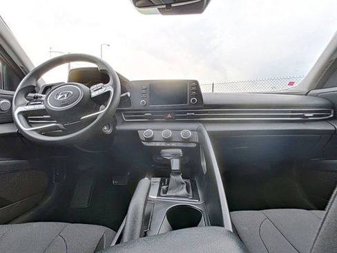 Used 2021 Hyundai Elantra SE image 23