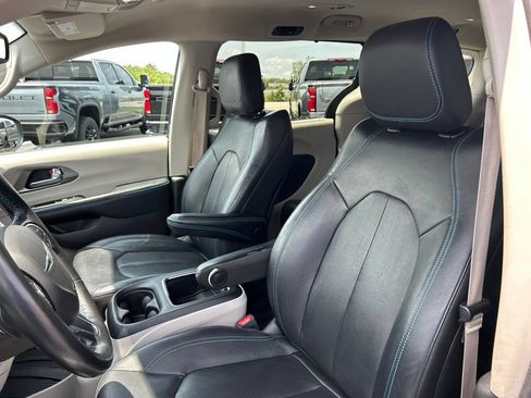 Used 2021 Chrysler Pacifica Touring-L w/ Premium & Safety Sphere Group FWD image 17