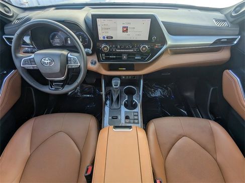 Used 2023 Toyota Highlander Platinum image 19