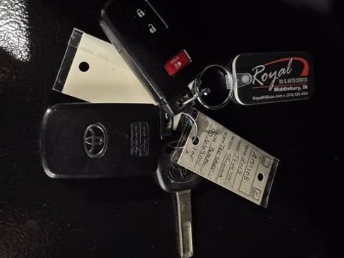 Used 2018 Toyota Tacoma TRD Sport AWD/4WD image 32